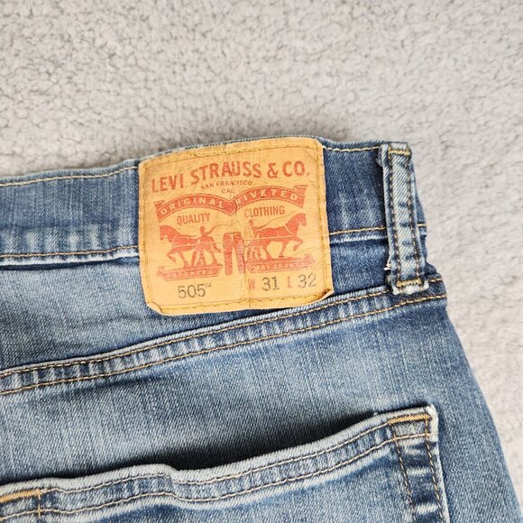 Levis 505 Jeans Mens 31x32 Blue Denim Zip Fly Straight Classic Ripped Work Pant - Picture 7 of 7